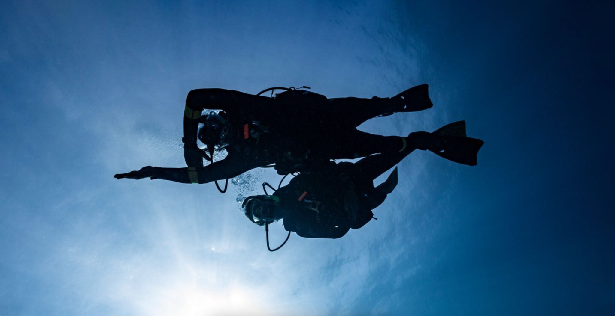 divers_navigating_shadow_below-scaled